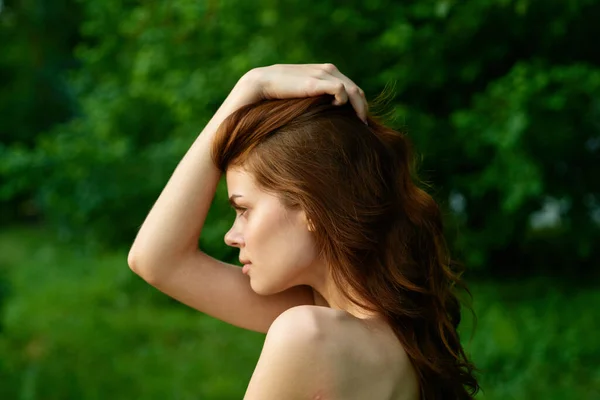 Junge Schöne Frau Posiert Sommergarten — Stockfoto