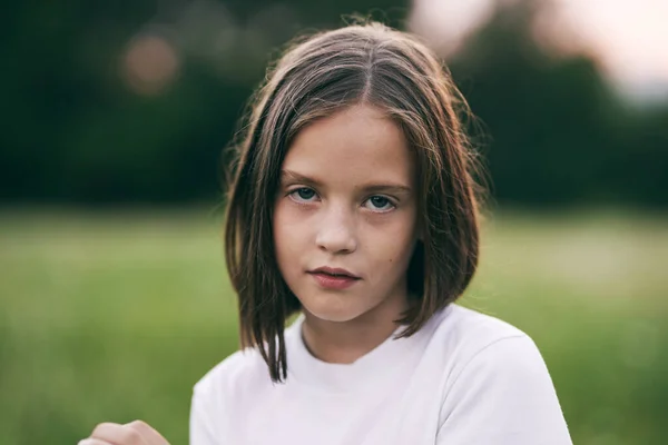 Jovem Menina Bonito Divertindo Campo Camomila — Fotografia de Stock