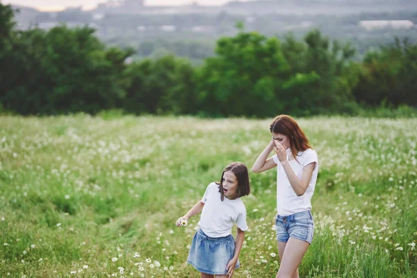 Young Mother Her Daughter Having Fun Camomile Field — Stock Photo, Image