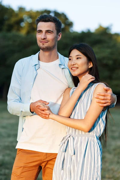 Jeune Beau Couple Câlin Dans Parc Été — Photo