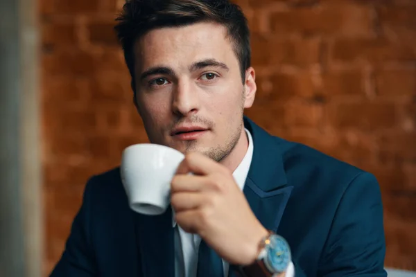 Jonge Knappe Zakenman Drinken Koffie — Stockfoto