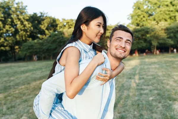 Jovem Casal Divertindo Parque — Fotografia de Stock