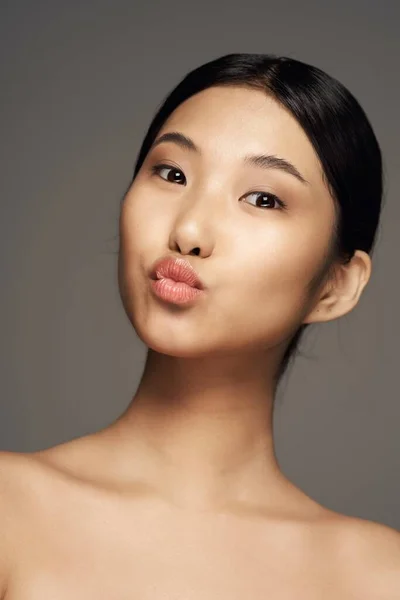 Portrét Mladé Krásné Asijské Ženy Ukazující Polibek Izolované — Stock fotografie