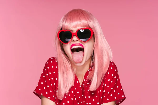 Młoda Kobieta Różowej Peruce Pokazuje Język Różowym Tle — Zdjęcie stockowe