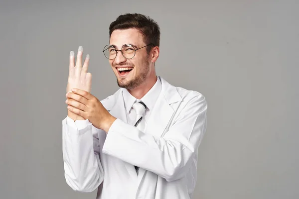 Studioaufnahmen Junger Arzt Mit Handschuhen Isoliert Auf Grauem Hintergrund — Stockfoto