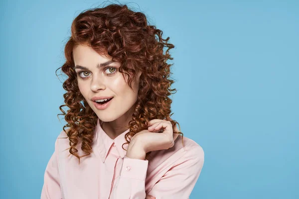 Retrato Una Joven Hermosa Mujer Con Pelo Rizado Captura Estudio —  Fotos de Stock