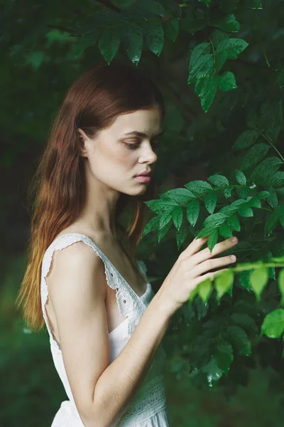 Junge Schöne Frau Posiert Park — Stockfoto