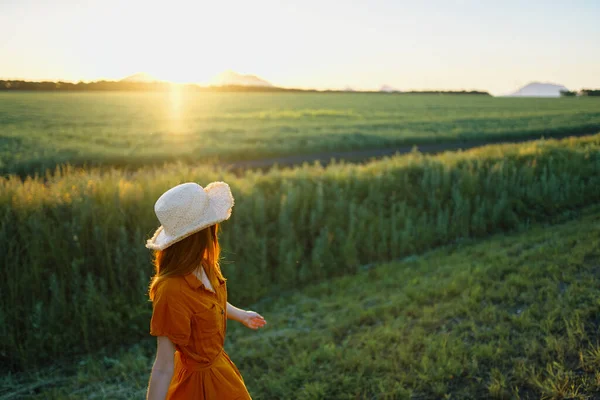 Jovem Posando Campo Trigo Pôr Sol — Fotografia de Stock