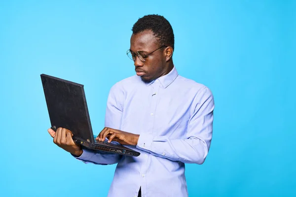 Jovem Empresário Africano Segurando Laptop Isolado Fundo Azul — Fotografia de Stock