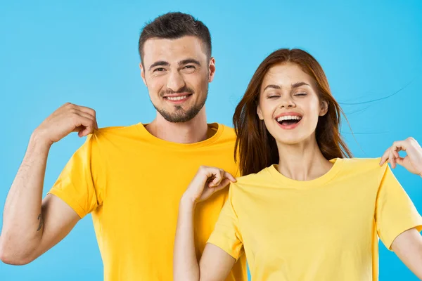 Young Beautiful Couple Posing Studio Isolated Background — Zdjęcie stockowe