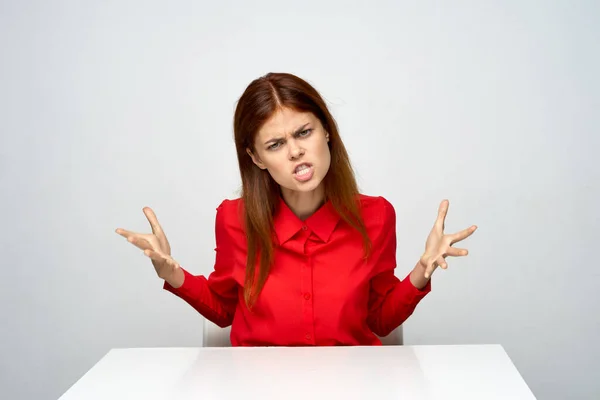Junge Wütende Geschäftsfrau Sitzt Schreibtisch — Stockfoto