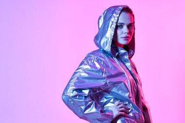 Stüdyoda poz veren güzel bir moda kadını.