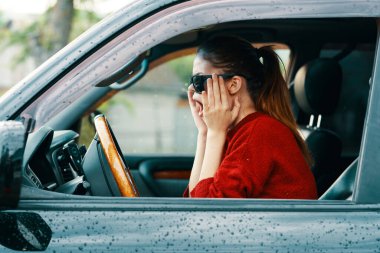 Arabadaki genç ve güzel kadın sürücü.