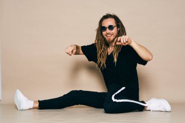 Stüdyo çekimi. Rastalı yakışıklı genç erkek dansçı.                                