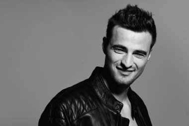 Deri ceketli genç yakışıklı adamın portresi. Stüdyo çekimi. Moda fotoğrafçılığı