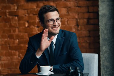 Genç mutlu işadamı kahve fren yapıyor. 