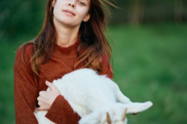 Çiftlikte küçük sevimli keçisi olan bir kadın.