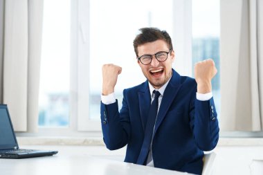 Genç, yakışıklı, mutlu iş adamı  