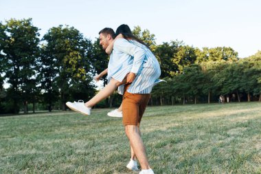 Genç çift parkta eğleniyor.