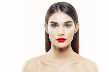 Dudaklarında kırmızı ruj olan güzel bir kadının portresi. Güzellik, moda fotoğrafçılığı 