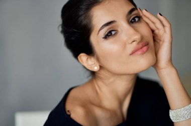 Stüdyoda poz veren güzel bir kadın.