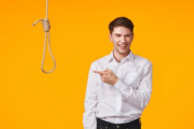 Stüdyoda ipi gösteren genç adam. 