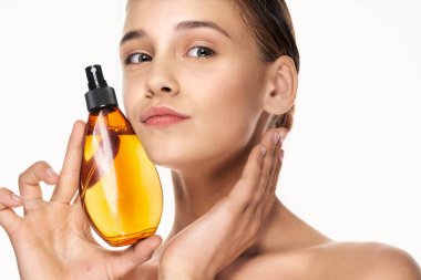 Stüdyoda saç spreyi kullanan güzel bir kadın. 