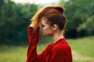 Dışarıda poz veren çekici bir kadın. 