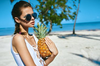 Ananaslı beyaz mayo giymiş bir kadın. Yüksek kalite fotoğraf