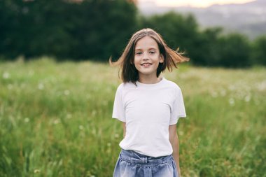 Genç tatlı kız papatya tarlasında eğleniyor.