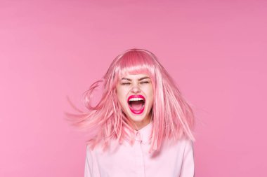 Stüdyoda poz veren pembe peruklu güzel bir kadın. 