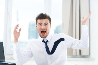 Ofisteki genç mutlu iş adamı.  