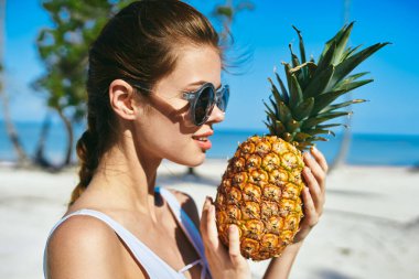 Ananaslı beyaz mayo giymiş bir kadın. Yüksek kalite fotoğraf