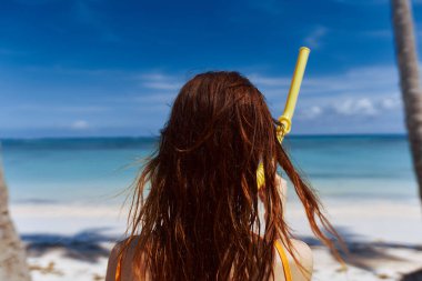 Genç bayan dalgıç sahilde 