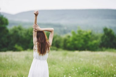 Kırsalda poz veren güzel bir kadın. 