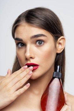 Güzellik ürünüyle güzel bir kadının portresi. Stüdyo çekimi