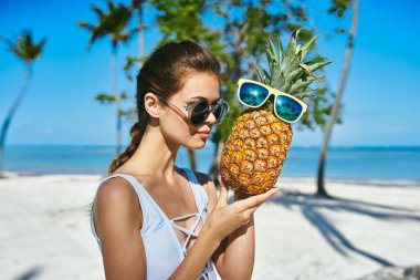 Ananaslı beyaz mayo giymiş bir kadın. Yüksek kalite fotoğraf