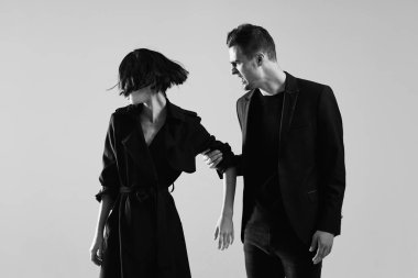 Genç ve güzel bir çift stüdyoda tartışıyor. Siyah ve beyaz.   