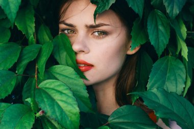 Bahçede poz veren güzel bir kadın.                          