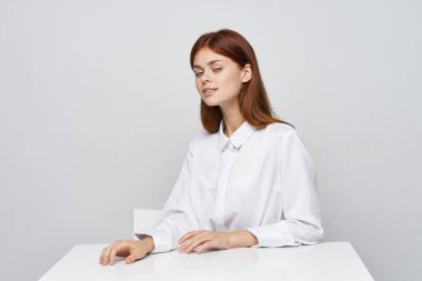 Ofiste çalışan genç bir iş kadını.             