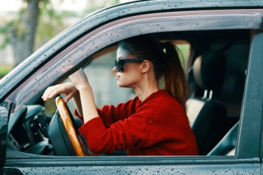 Arabadaki genç ve güzel kadın sürücü.