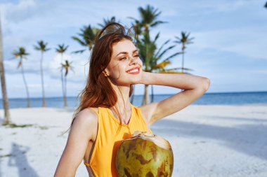 Genç bayan egzotik kokteyl içiyor.