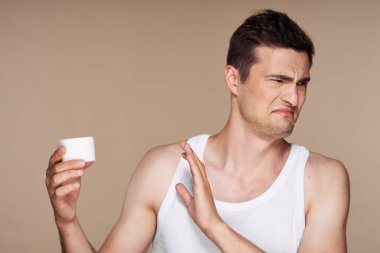 Stüdyo. Genç yakışıklı adam kremi reddediyor. 