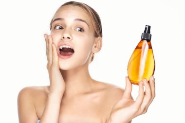 Stüdyoda saç spreyi kullanan güzel bir kadın. 