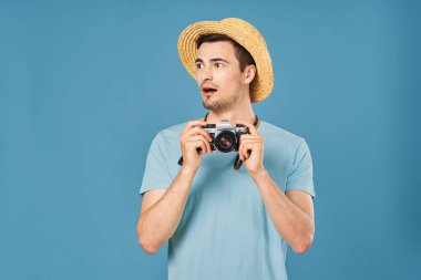 Stüdyoda kamerası olan yakışıklı bir turist.
