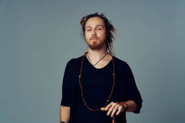 Genç anne stüdyoda poz veriyor.