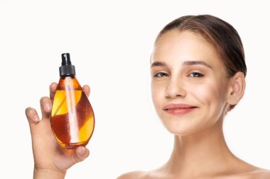 Stüdyoda saç spreyi kullanan güzel bir kadın. 