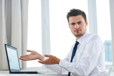 Ofiste çalışan kızgın genç bir işadamı. 