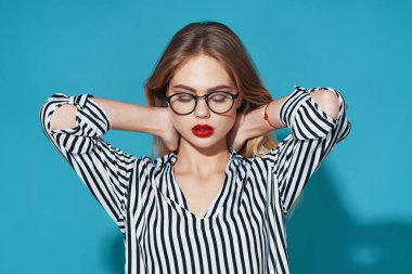   Stüdyoda poz veren genç ve güzel bir kadın.          