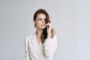 Stüdyoda poz veren güzel bir kadın. Moda fotoğrafçılığı